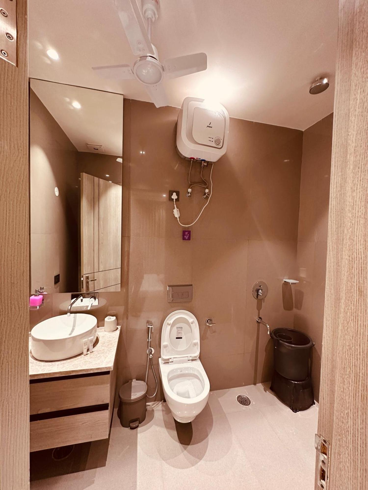 The Lodgers 2 Bhk Serviced Apartment Near Artemis Hospital Sector 57 Gurgaon - Nearest Metro Station Sector 54 Chowk Exterior photo