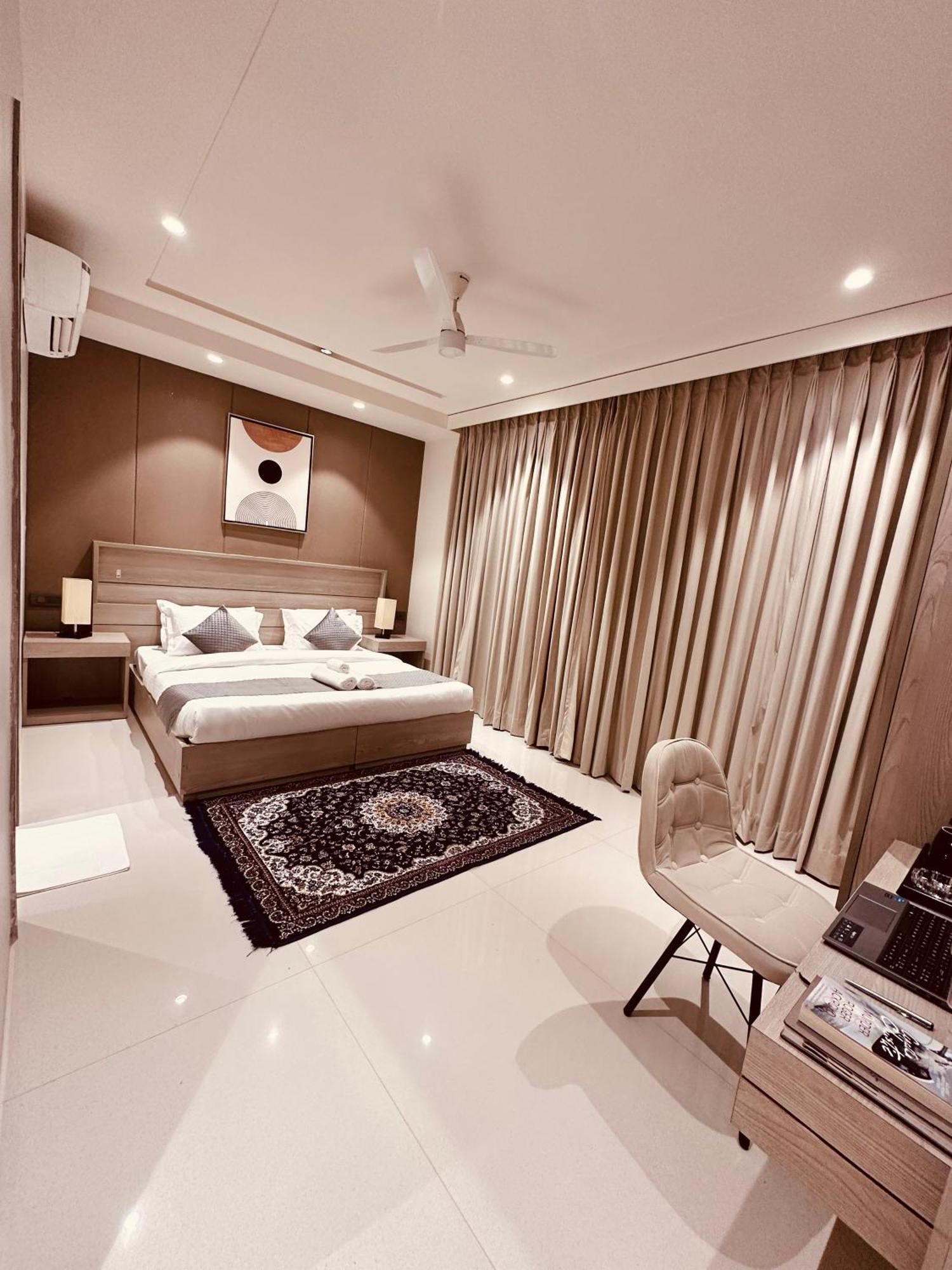 The Lodgers 2 Bhk Serviced Apartment Near Artemis Hospital Sector 57 Gurgaon - Nearest Metro Station Sector 54 Chowk Exterior photo